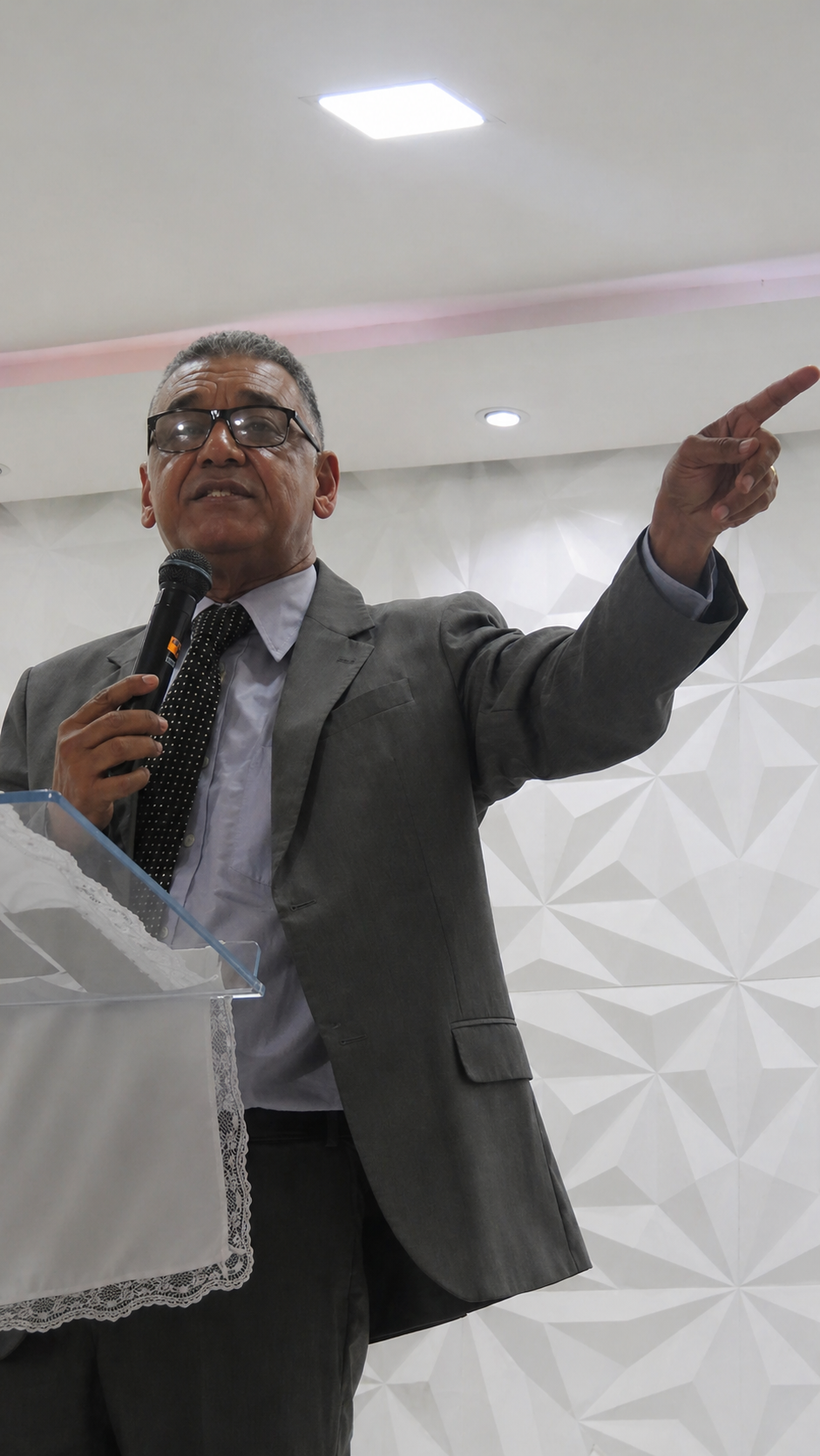 Pr. Aldemário ministrando a Palavra